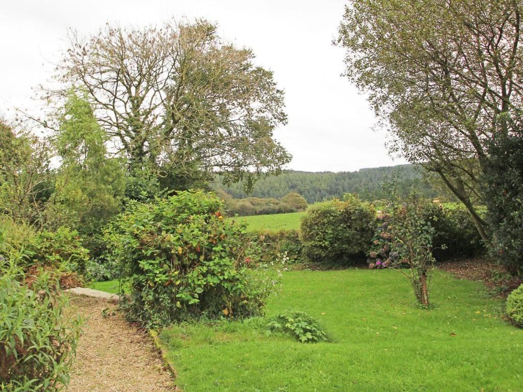Meadowside Cottage, Characterful Grade 2 Listed Near To And Padstow Holiday home