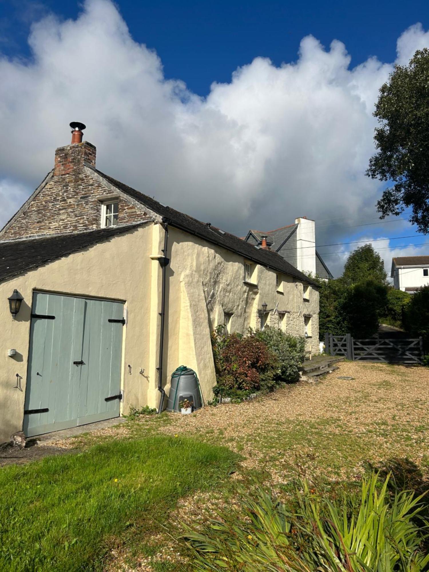 Meadowside Cottage, Characterful Grade 2 Listed Near To And Padstow Holiday home