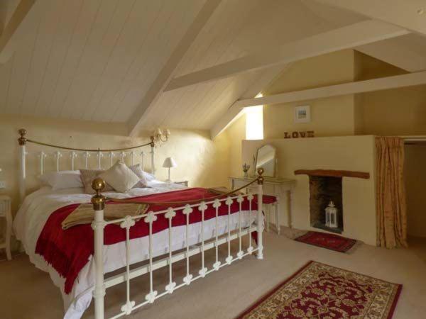Meadowside Cottage, Characterful Grade 2 Listed Near To And Padstow Holiday home *