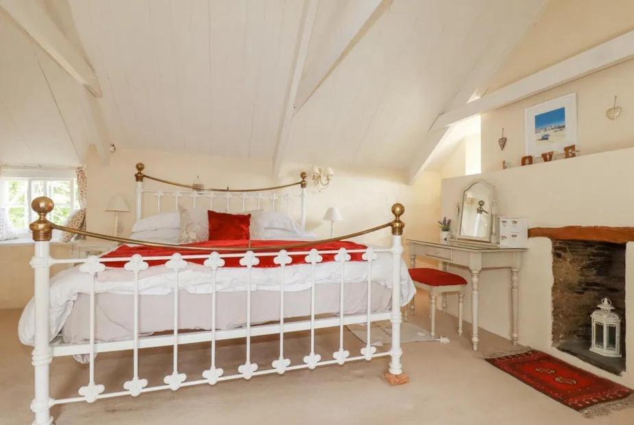 Meadowside Cottage, Characterful Grade 2 Listed Near To And Padstow