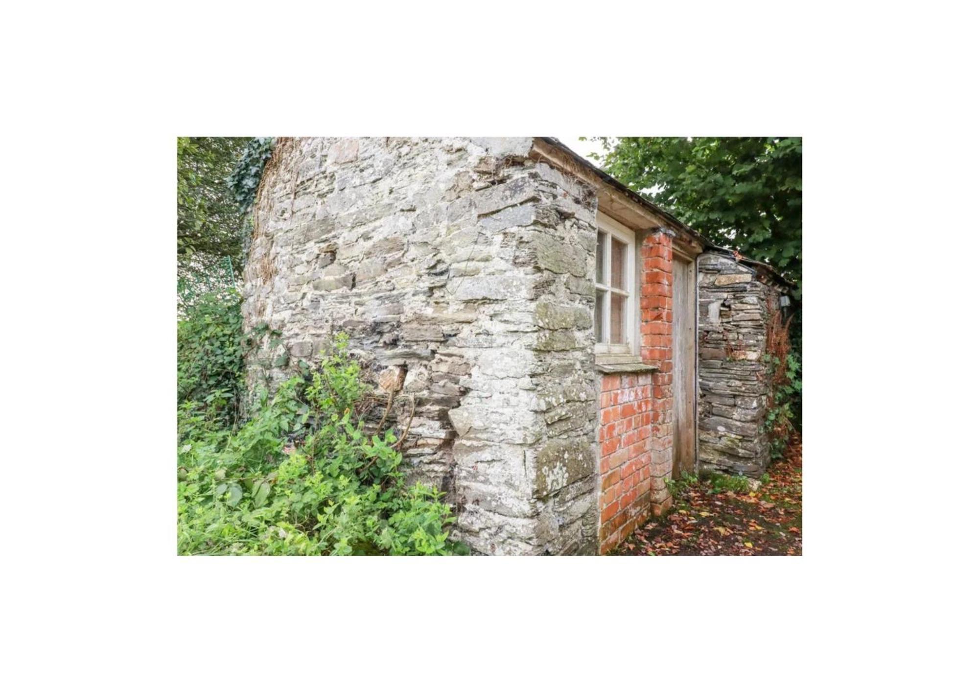 Meadowside Cottage, Characterful Grade 2 Listed Near To And Padstow Holiday home *